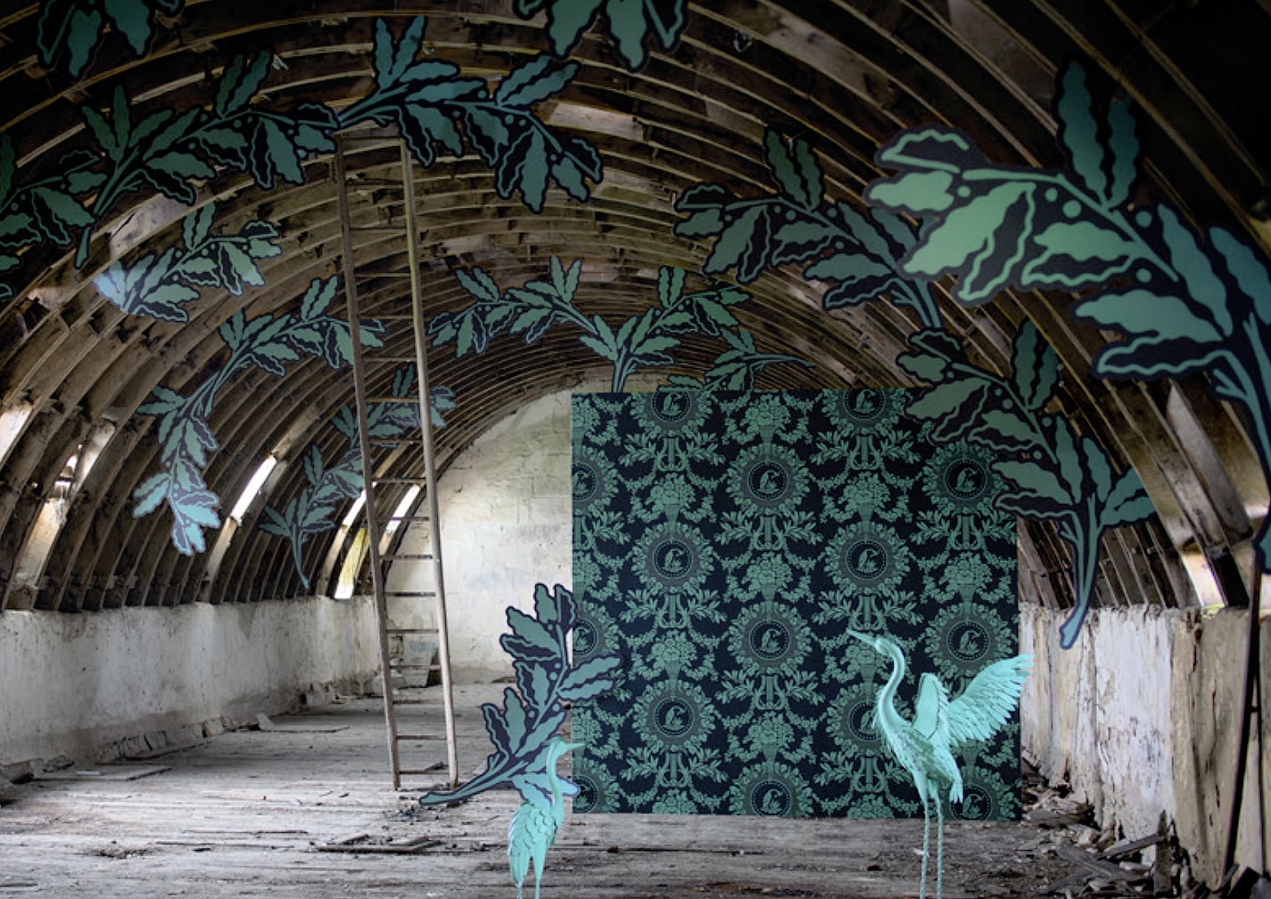 Staged representation of a historic attic room with decorative floral motifs in shades of green. The focus is on patterned wallpaper against raw brickwork, combining traditional design with an expressive color palette.